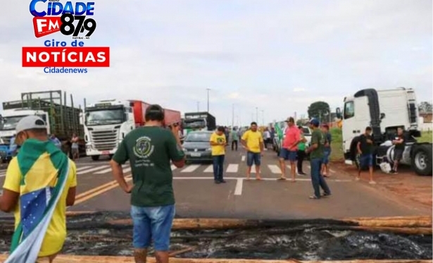 Ao todo, 14 trechos de rodovias esto bloqueados em Mato Grosso do Sul Trechos esto sendo bloqueados desde a noite deste domingo aps resultado das eleies - 